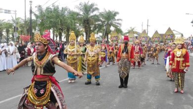 Baru Pertama Terjadi di Jember, Penurunan Bendera Merah Putih Didahului Kirab Budaya