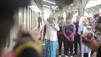 Lepas Peserta Tajemtra 2024 dari Stasiun Jember, Bupati Hendy ‘Ganti Profesi’ Jadi Pengatur Perjalanan Kereta Api