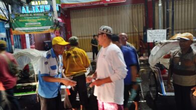 Malam Lebaran, Wabup Jember Pak Djos Membagikan THR Bagi Pejuang Ekonomi di Pinggir Jalan
