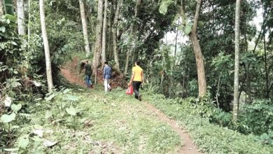 Naik Turun Ngarai, Camat Arjasa Jember Serahkan Bantuan di Kaki Gunung